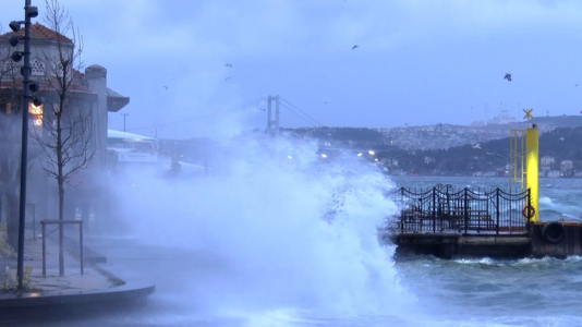 Furtuna care a zguduit Istanbulul: Rafale de peste 100 km/h și pagube pe toate fronturile